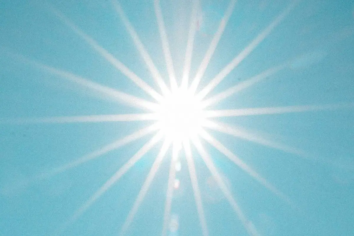 Bild einer strahlenden Sonne, der Ursache von aktinischer Keratose