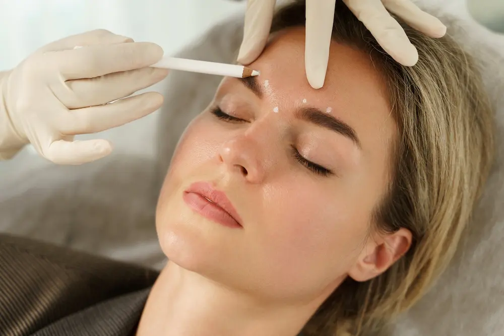 Eine Patientin wird für ihre Botox-Behandlung vorbereitet